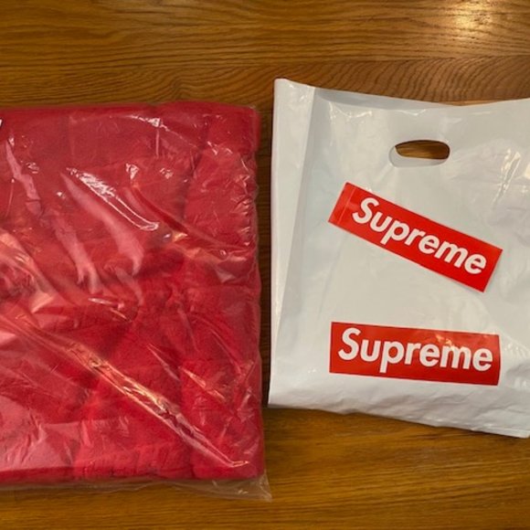Supreme Tonal Repeat BEACH TOWEL ~brand new in sealed packaging - Picture 8 of 10